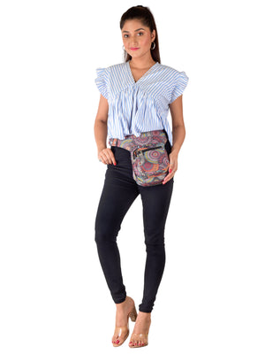 Nijens Bauchtasche Paris mit buntem Ethno-Print als Hüfttasche am Model
