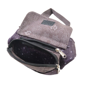 Bauchtasche in Braun mit Anker-Muster und floralem Print, Klappe geöffnet mit sichtbarem Reißverschlussfach vorne.