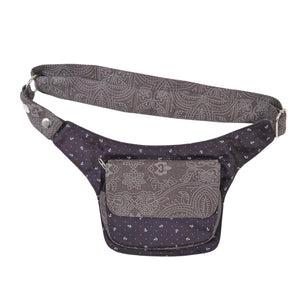 Nijens Bauchtasche Dublin aus Stoff in Braun mit Anker-Muster, Frontansicht mit geschlossener Klappe und verstellbarem Hüftgurt.