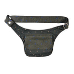 Nijens Bauchtasche Dublin in Dunkelgrün/Grau mit kleinen blauen Blättern, Frontansicht mit aufgesetztem Fach und verstellbarem Gurt auf weißem Hintergrund.