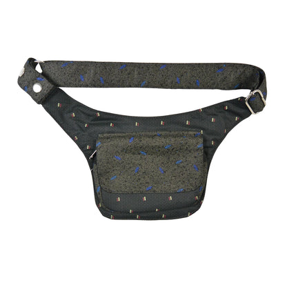 Nijens Bauchtasche Dublin in Dunkelgrün/Grau mit kleinen blauen Blättern, Frontansicht mit aufgesetztem Fach und verstellbarem Gurt auf weißem Hintergrund.