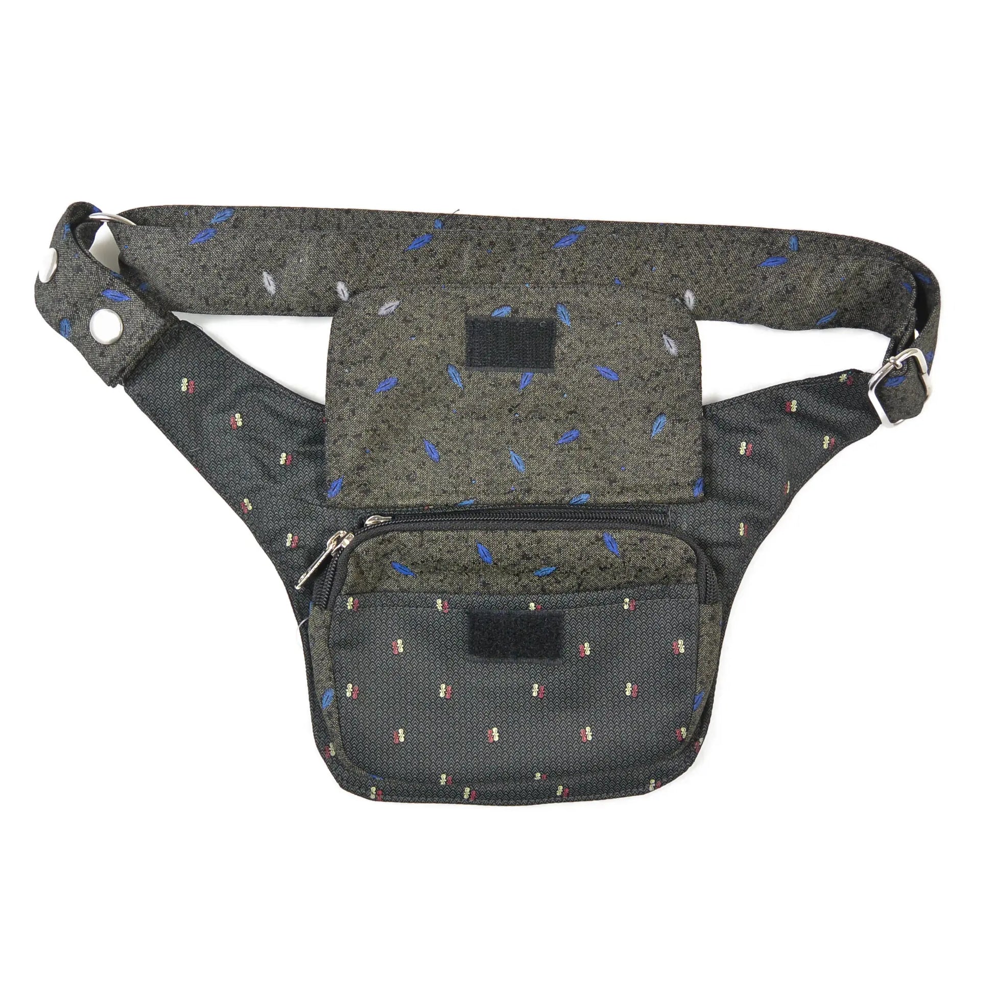 Nijens Bauchtasche Dublin in Dunkelgrün/Grau, geöffnetes Vorderteil zeigt Reißverschlussfach und Innenbereich, Muster mit blauen Blättern, Gurt mit Druckknöpfen.