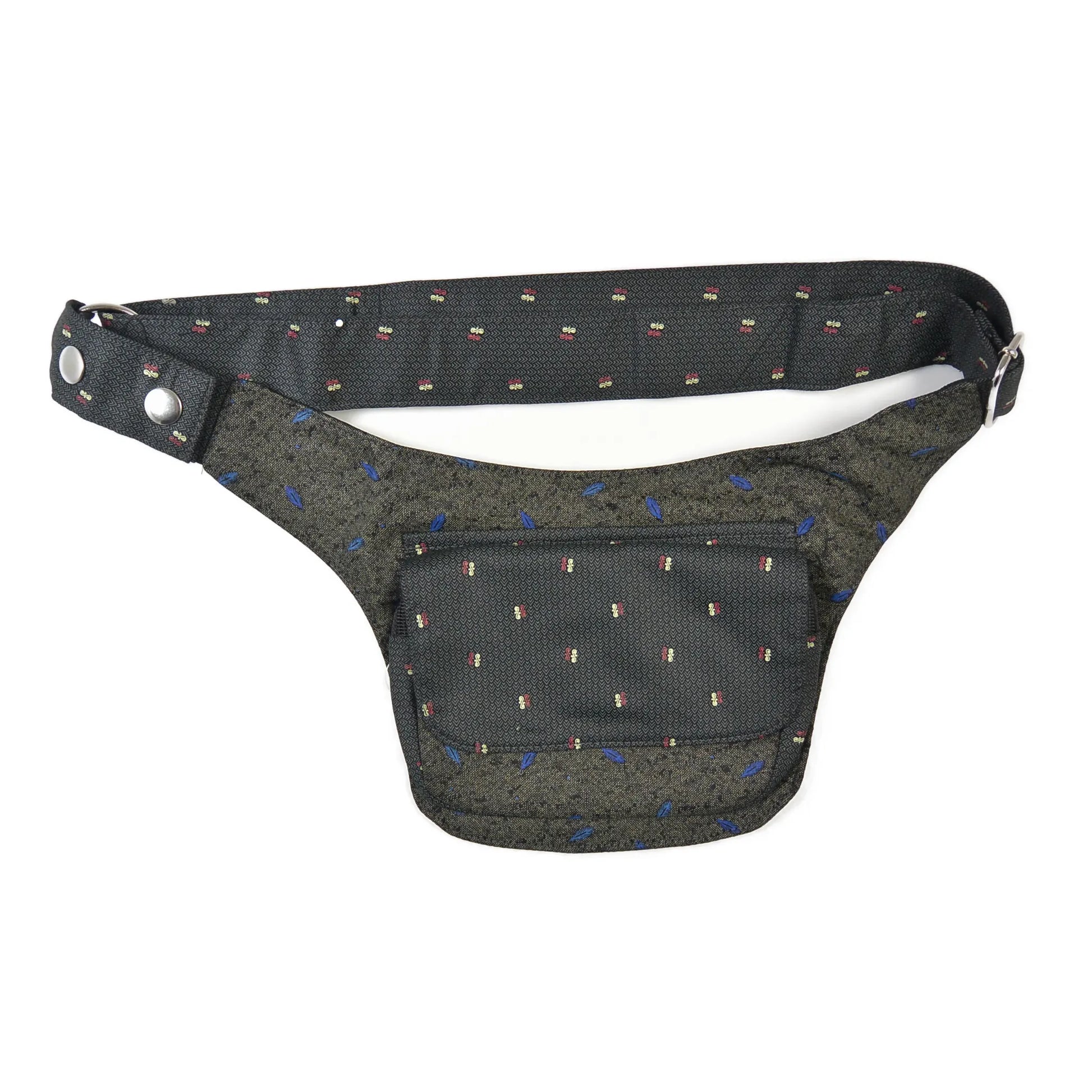 Nijens Bauchtasche Dublin aus Stoff in Dunkelgrau/Anthrazit mit blauen Feder-Motiven, Frontansicht mit Klappe und verstellbarem Gurt auf weißem Hintergrund.