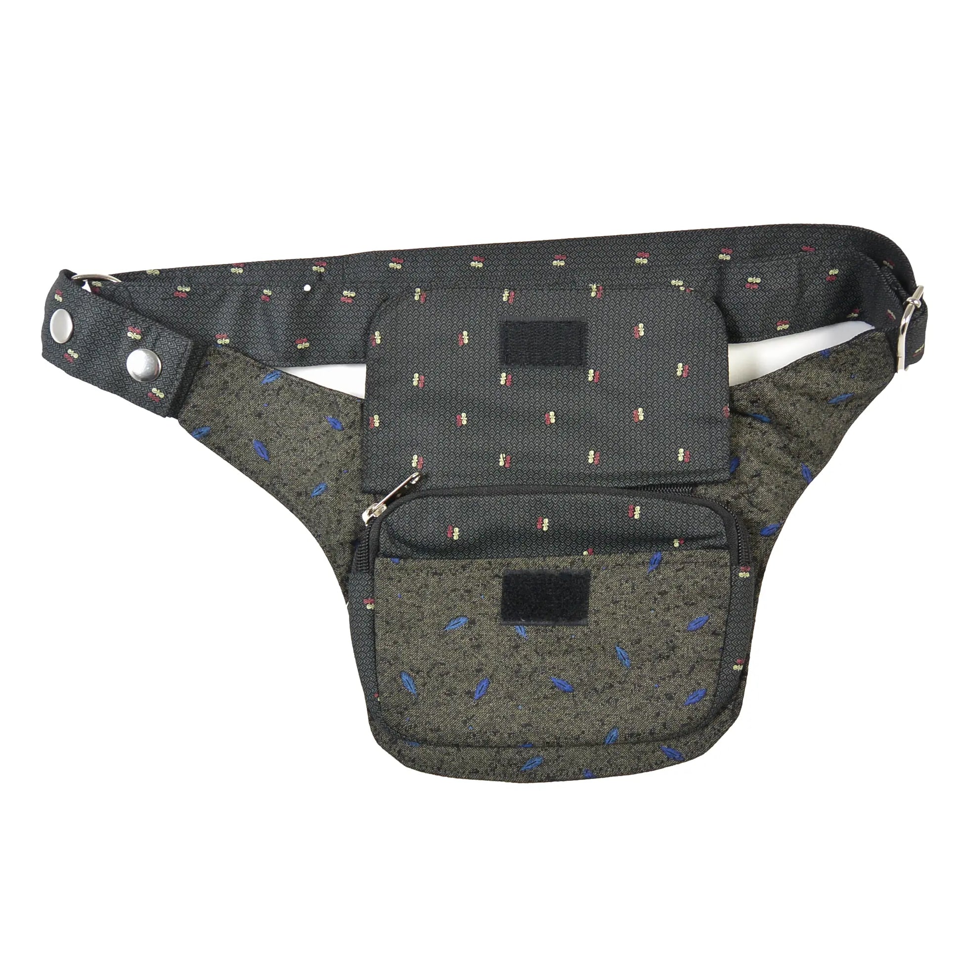 Nijens Bauchtasche Dublin in Dunkelgrau mit blauen Feder-Motiven, Klappe geöffnet – zeigt Reißverschlussfach vorne und Klettverschlussfläche, freigestellt auf weißem Hintergrund.