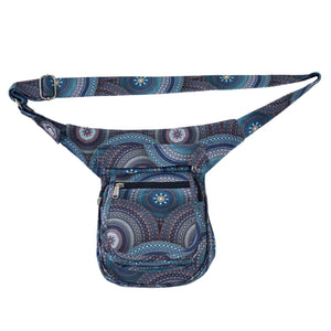 Vorderansicht der wasserdichten Paris Hüfttasche mit Mandala-Design in Blau