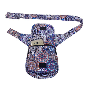 Frontansicht Paris Hüfttasche wasserdicht mit farbigem Mandala-Muster in Lavendel mit Handyfach. Nijens Shop.