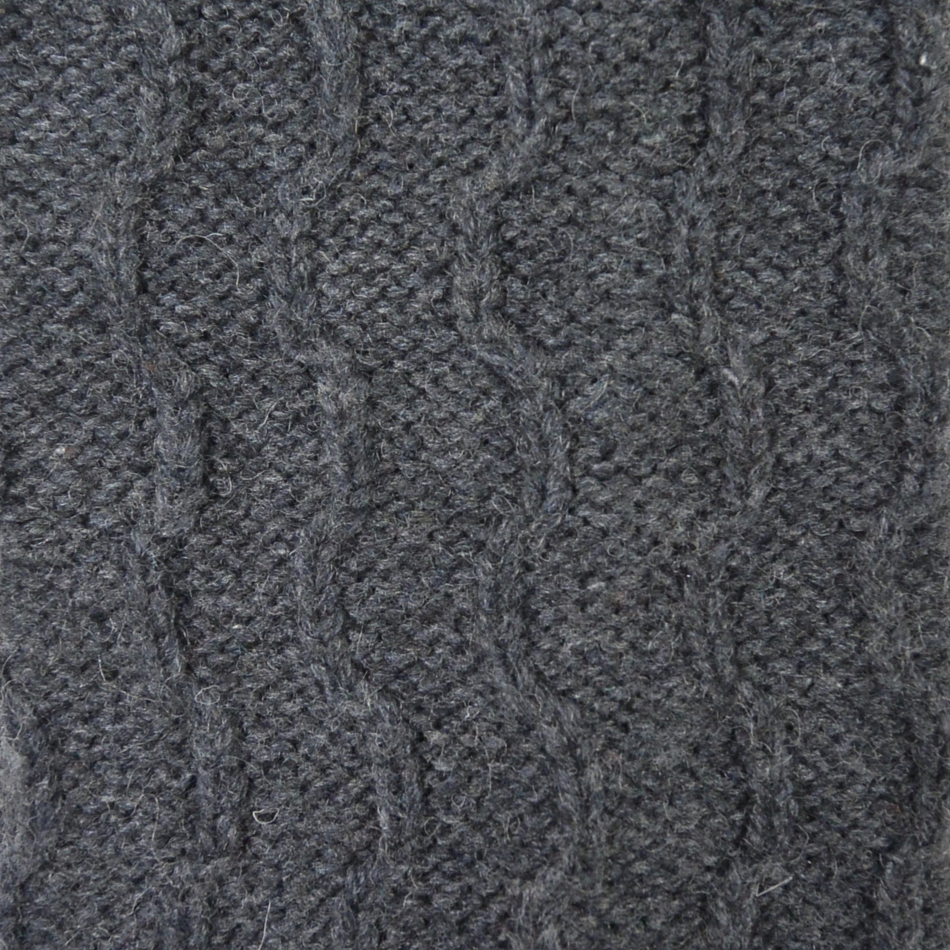 Warme Beinstulpen in Grau mit Zopfmuster von Nijens. 