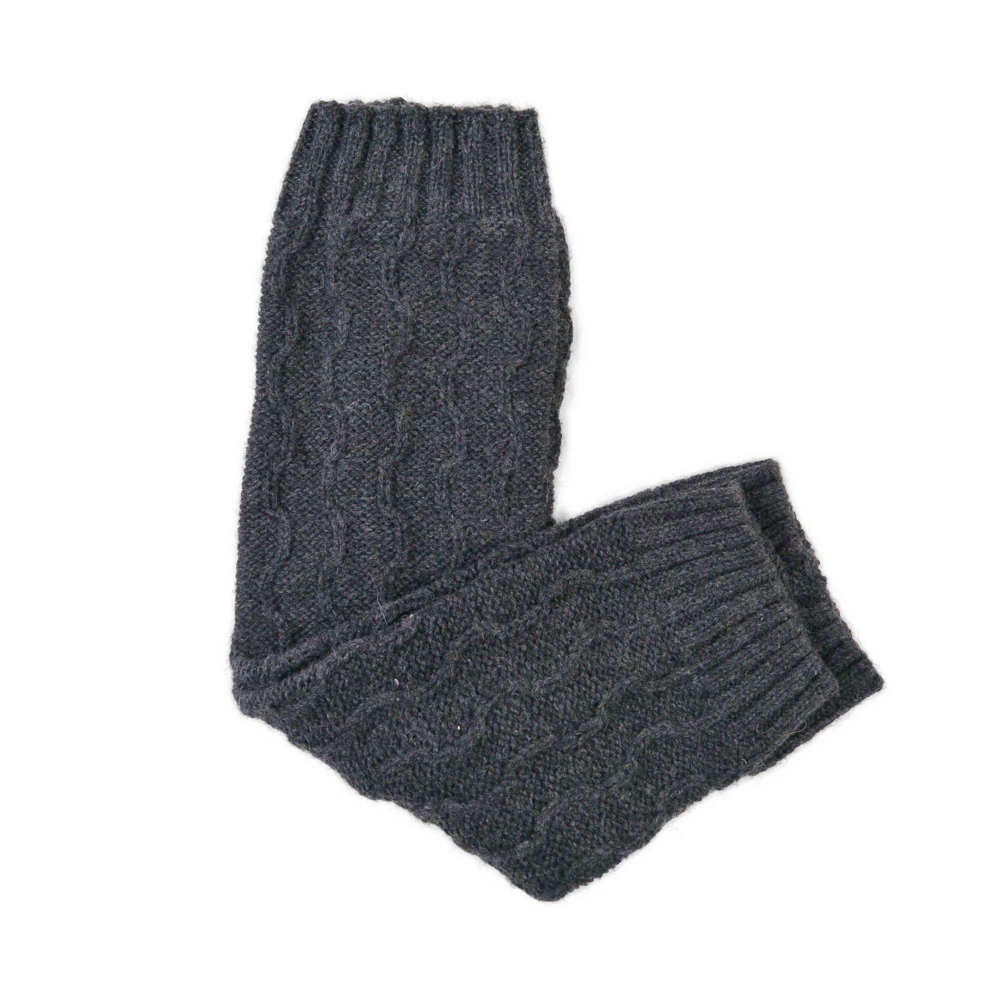 Beinstulpen in Grau mit Zopfmuster von Nijens. Weiche Acryl-Woll-Mischung, elastische Bündchen und perfekter Sitz für Herbst & Winter.