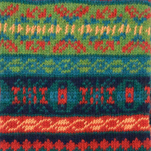 Detailaufnahme des Jacquard-Strickmusters der Beinstulpen Rosenheim in Grün, Rot und Blau