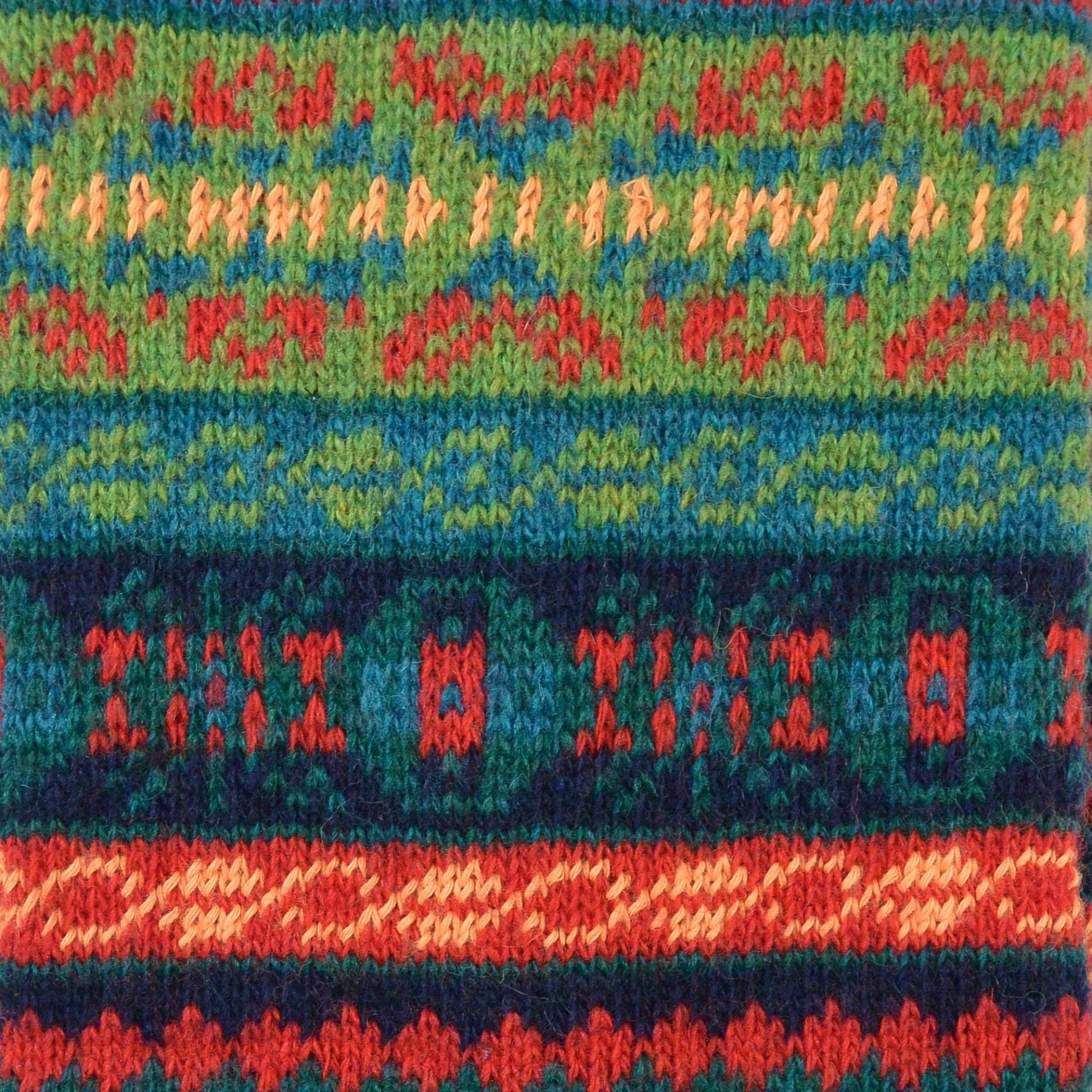 Detailaufnahme des Jacquard-Strickmusters der Beinstulpen Rosenheim in Grün, Rot und Blau