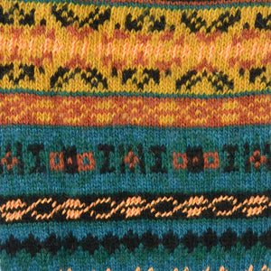 Detailaufnahme des farbenfrohen Jacquard-Strickmusters der Beinstulpen Rosenheim in Türkis, Gelb und Orange