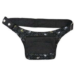 Bauchtasche aus Stoff in Schwarz mit floralen Motiven.
