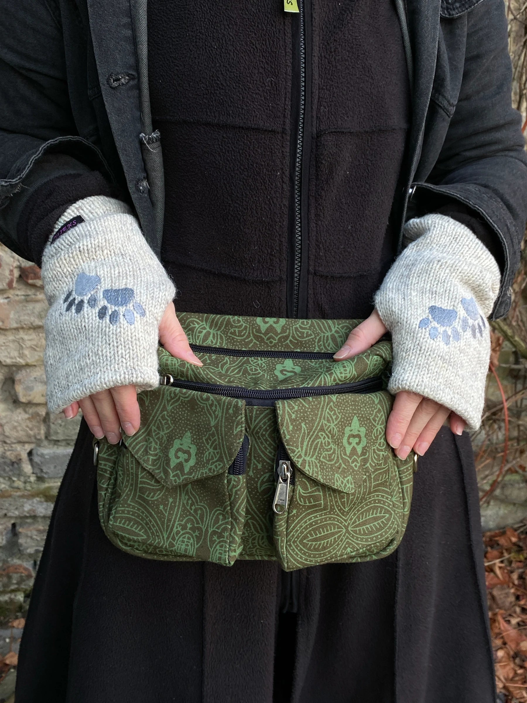 Gassi-Tasche, Bauchtasche sowie Umhängetasche aus Canvasstoff, Olivgrün mit floralen Ornamenten. Nijens Shp.