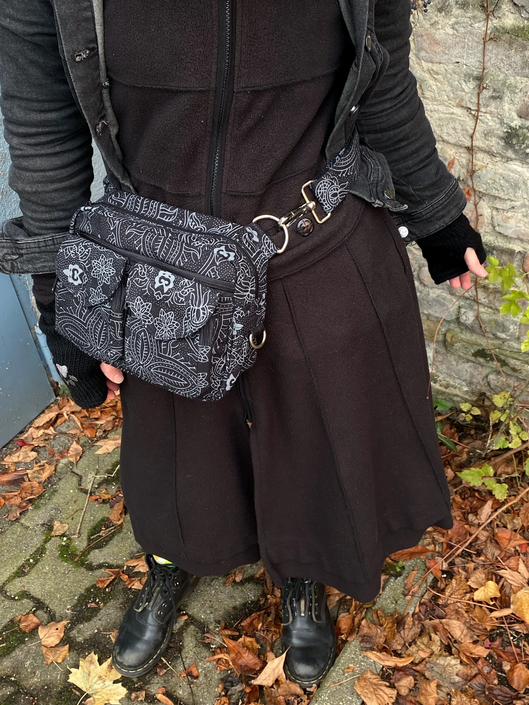 Bauchtasche aus Canvasstoff, Schwarz mit floralen Ornamenten.