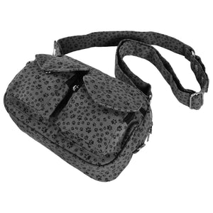 Draufsicht: Gassi-Tasche, Bauchtasche sowie Umhängetasche aus Baumwoll-Canvas, Grau mit vielen kleinen schwarzen Pfoten, Reißverschlussfach vorne mit zwei aufgesetzten, auswaschbaren Leckerlifächern. Gassi-Tasche, Bauchtasche sowie Umhängetasche aus Canvas-Stoff, Grau mit vielen kleinen schwarzen Pfoten, Reißverschlussfach vorne mit zwei aufgesetzten, auswaschbaren Leckerlifächern und größenverstellbarem Taschengurt.