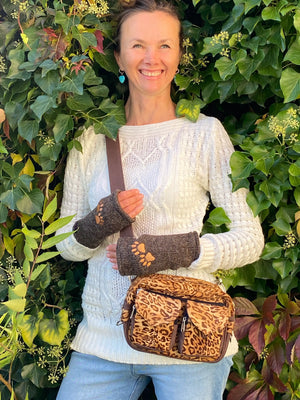 Eine Frau präsentiert Gürteltasche, Gassi-Tasche aus sehr robustem hochwertigem Canvas mit Kuhfell im Leopardenlook - Nijens Shop