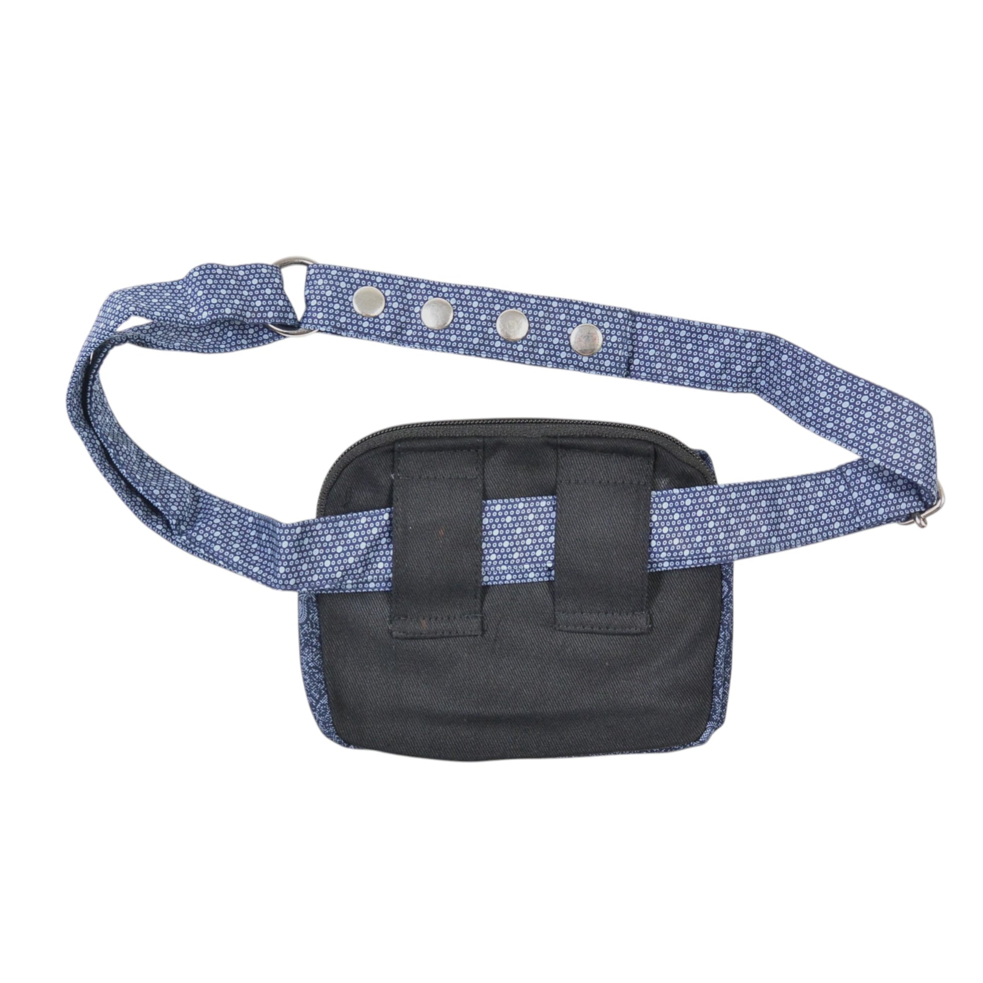 Rückseite der Nijens Beuteltasche Derby in Blau mit Gürtelschlaufen und verstellbarem Tragegurt