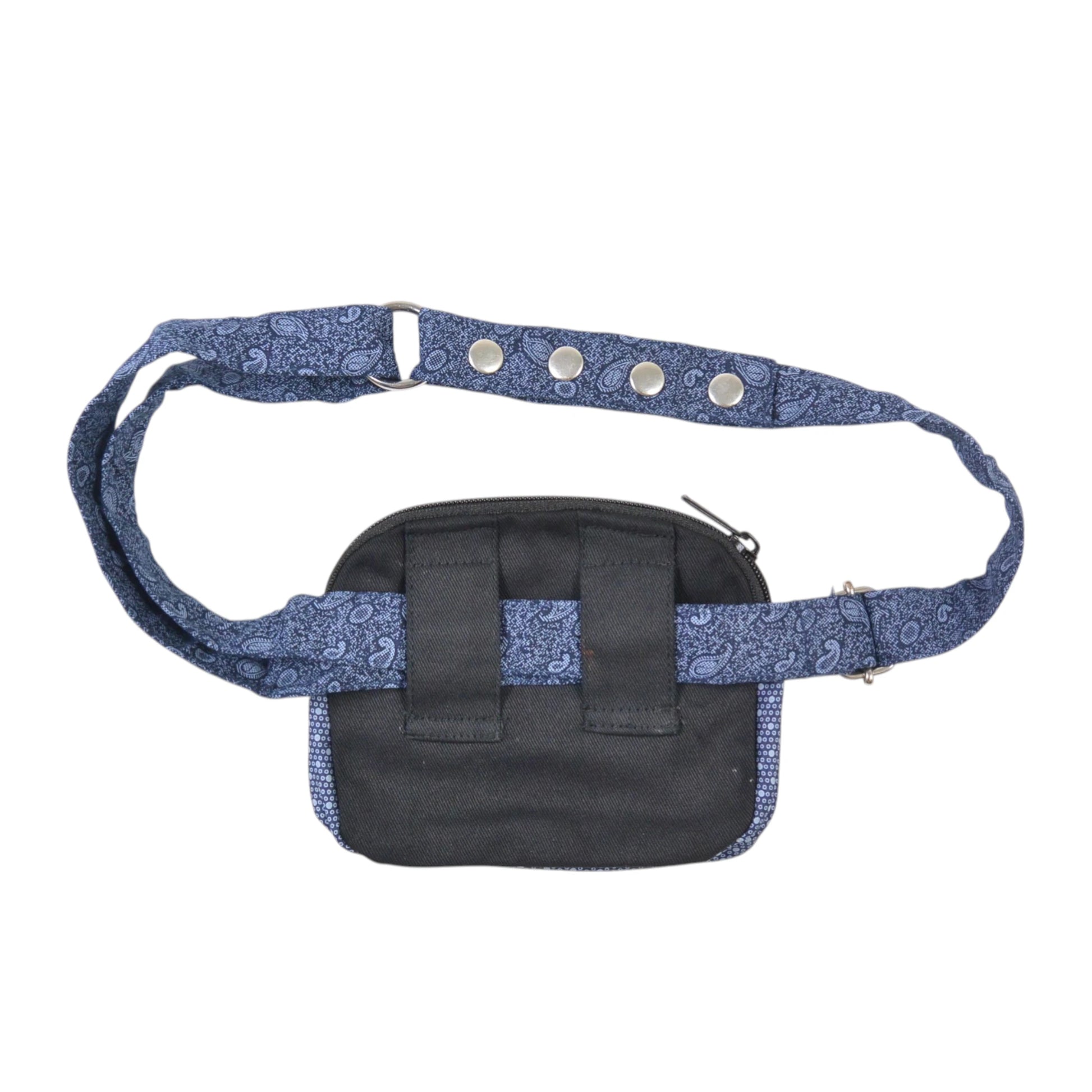 Rückseite der Beuteltasche Derby in Blau mit Gürtelschlaufen und verstellbarem Tragegurt