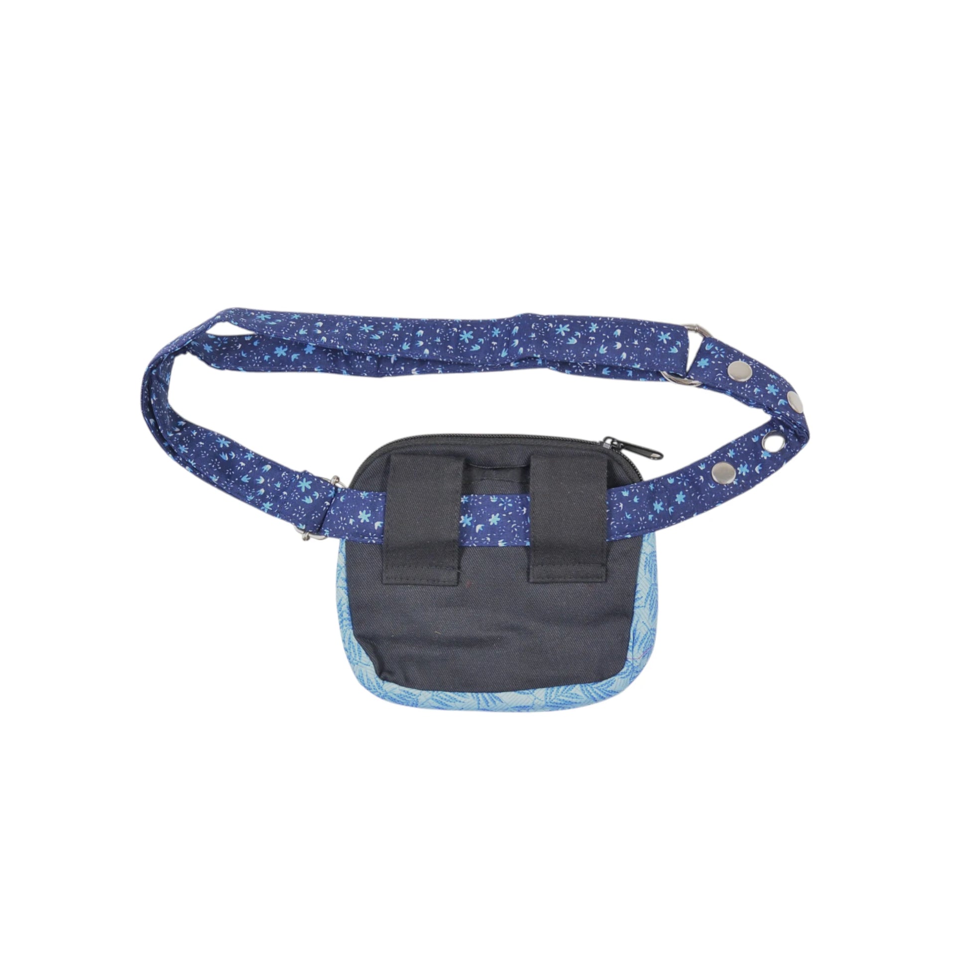 Rückseite der Nijens Beuteltasche Derby in Hellblau mit Gürtelschlaufen und verstellbarem Tragegurt