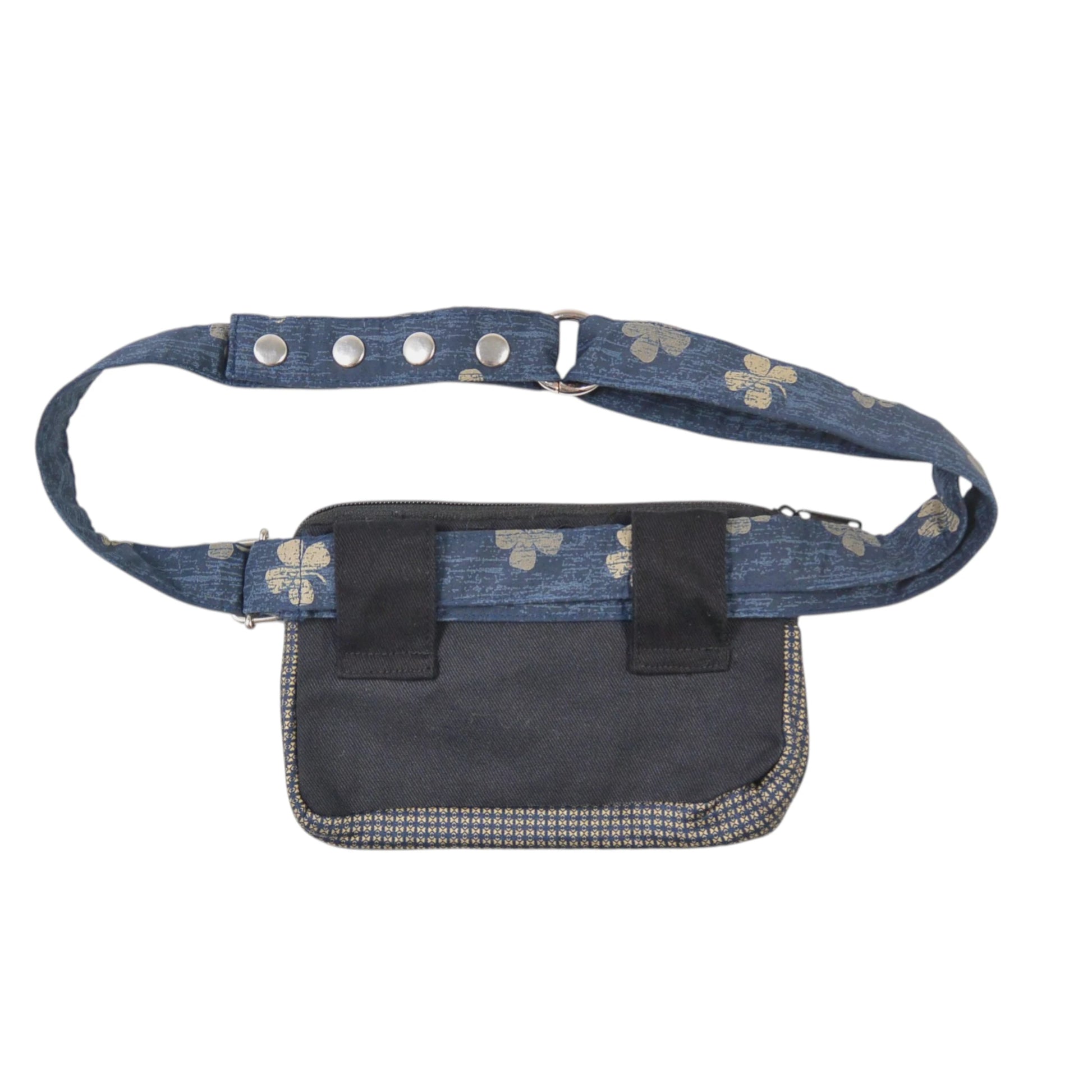 Rückansicht der Beuteltasche Lumbini von Nijens in Blautönen mit verstellbarem Gurt