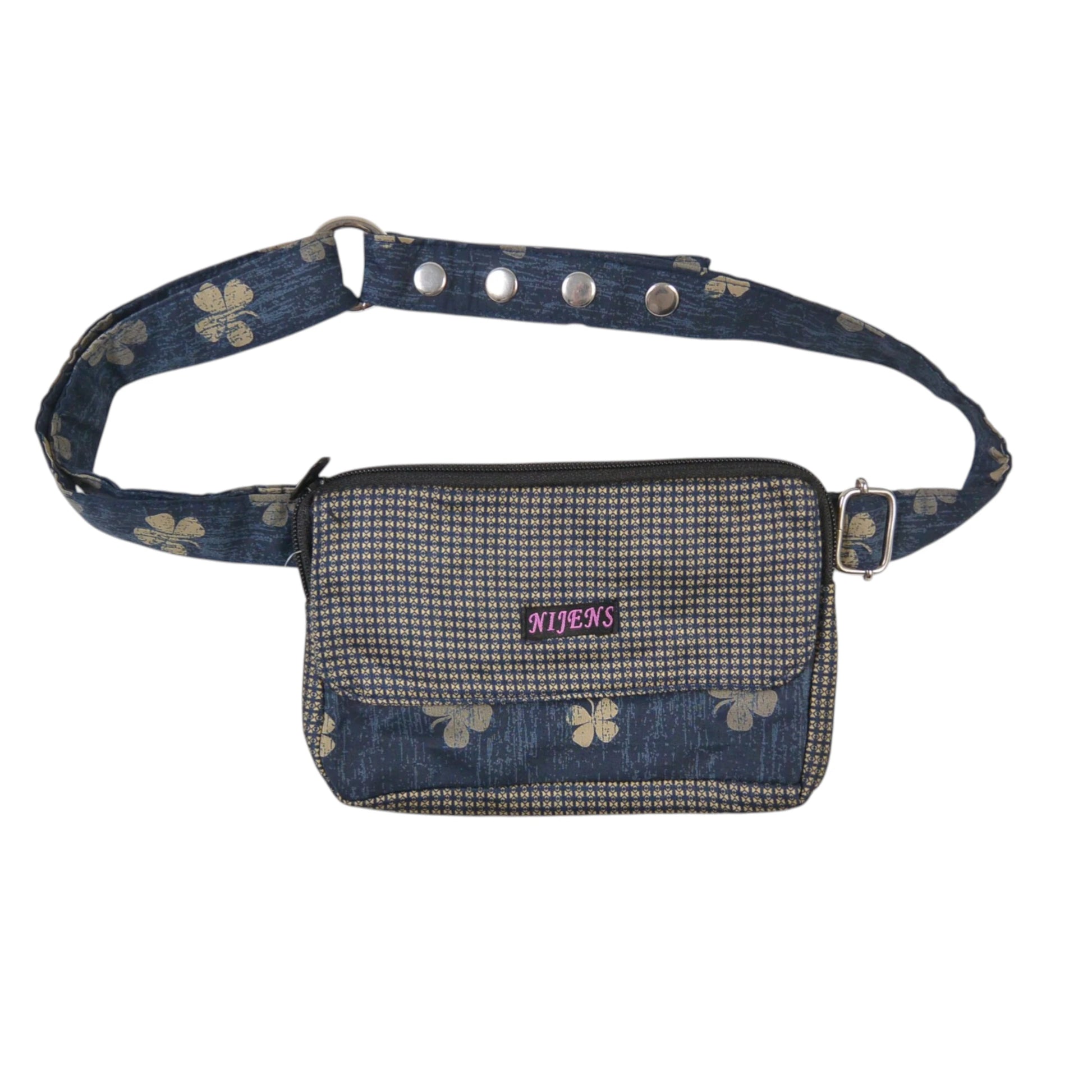 Vorderansicht der Beuteltasche Lumbini von Nijens in Dunkelblau mit Reißverschlussfach und Nijens-Logo