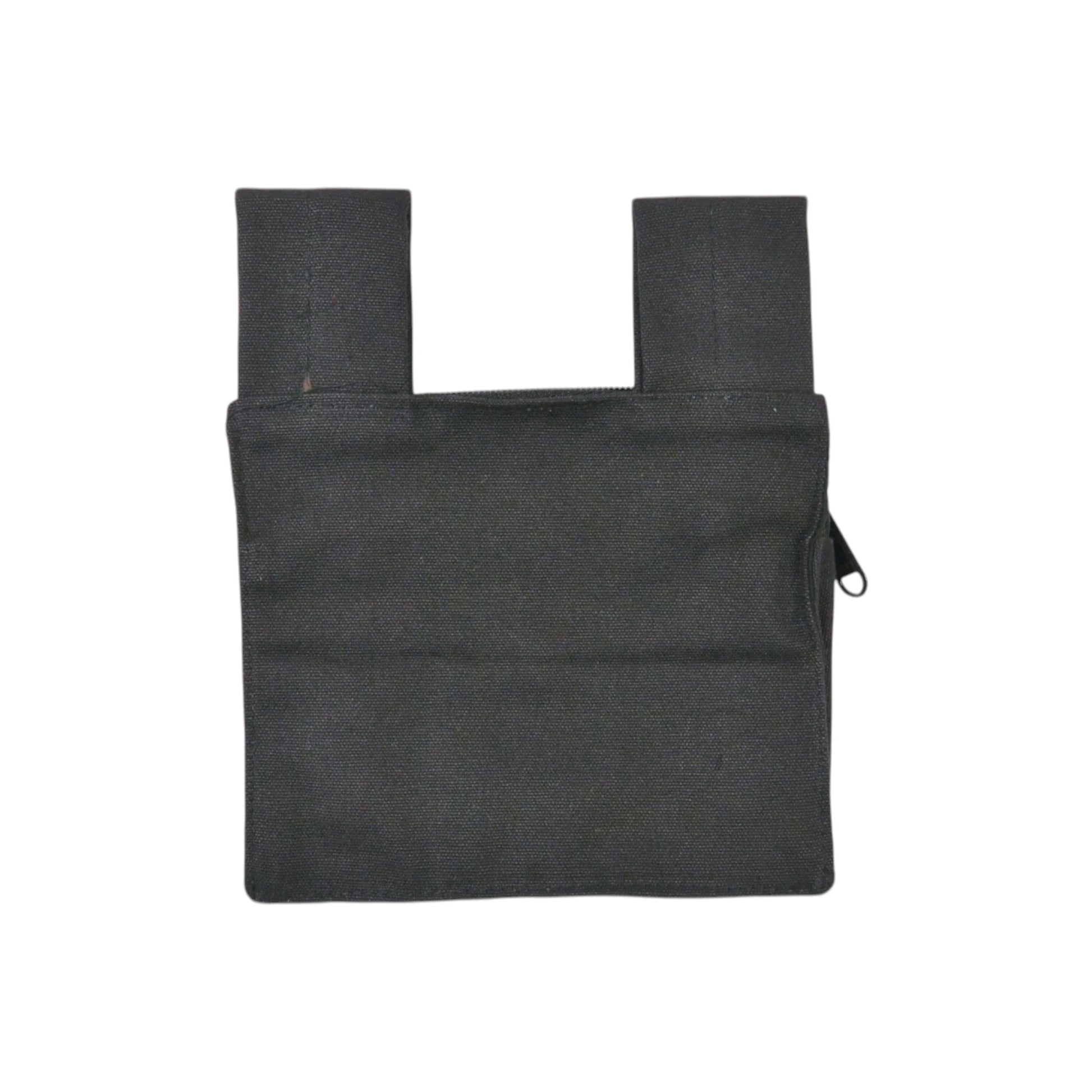 Quadratische Beuteltasche in Schwarz von Nijens mit Druckknopf-Fronttasche. Rückansicht.