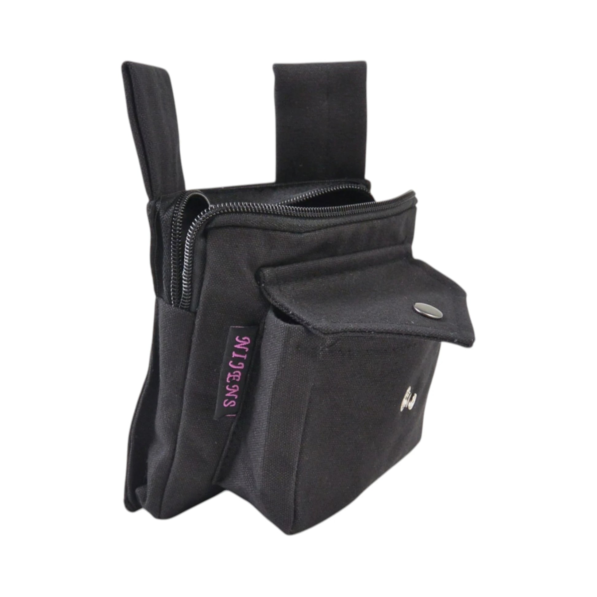 Quadratische Beuteltasche in Schwarz von Nijens mit Druckknopf-Fronttasche. Seitenansicht.