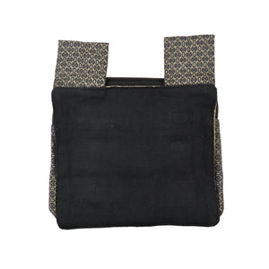 Rückseite der Stofftasche in Schwarz mit Gürtelschlaufen