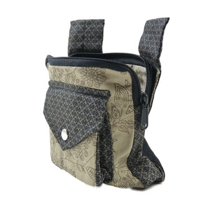 Nijens Beuteltasche aus Stoff mit Paisley-Muster – offene Ansicht mit großem Reißverschlussfach