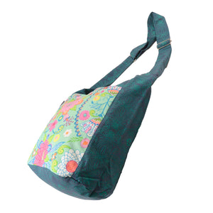 Seitenansicht: Stofftasche Nijens Umhängetasche Big Shopper Teal/Bunt mit floralen Ornamenten und Blumenmotiven.