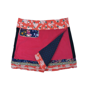 Kurzer Wenderock aus Cord Pink, Schwarz mit kleiner Tasche.