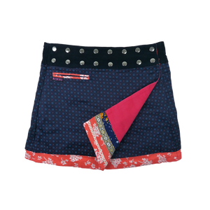 Kurzer Wenderock Baumwolle Nachtblau mit Muster und kleiner Tasche.