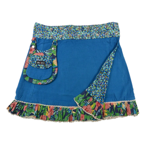 Wenderock aus Cord  Blau und Baumwollstoff, Blumenmuster. Umfanggröße ist einstellbar mit zwei Druckknopfleisten am Rockbund und es gibt eine abnehmbare Tasche.