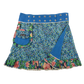 Wenderock aus Baumwollstoff blau, Blumenmuster und weißer Spitzenbodure. Die Umfanggröße ist einstellbar mit zwei Druckknopfleisten am Rockbund und es gibt eine abnehmbare Tasche. 