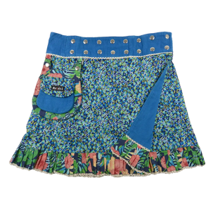 Wenderock aus Baumwollstoff blau, Blumenmuster und weißer Spitzenbodure. Die Umfanggröße ist einstellbar mit zwei Druckknopfleisten am Rockbund und es gibt eine abnehmbare Tasche.