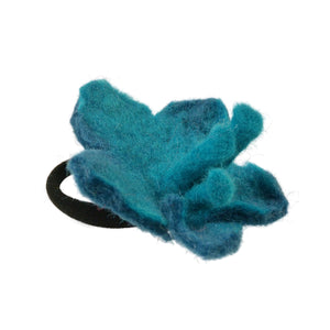 Filz-Haargummi mit blaufarbener Blüte, seitliche Ansicht