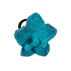 Handgefilzte Blüte in Türkisblau als Haargummi, Draufsicht