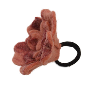 Haargummi mit handgefilzter Blüte aus Schurwolle in Braun-Rot, seitliche Ansicht