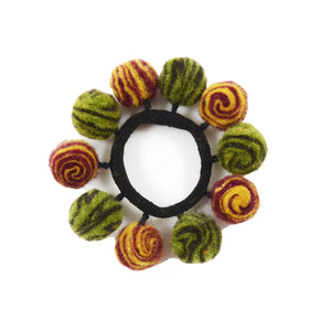 Haargummi mit Bommeln aus Wollfilz in Grün-Orange, handgefilzt