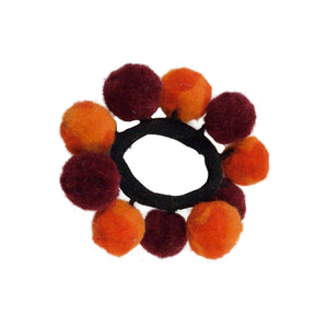 Handgefertigter Haargummi mit Filz-Bommeln in Orange und Dunkelrot