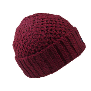 Warme Beanie-Mütze aus Schurwolle in Bordeauxrot mit Strickmuster und umgeschlagener Krempe, Seitenansicht