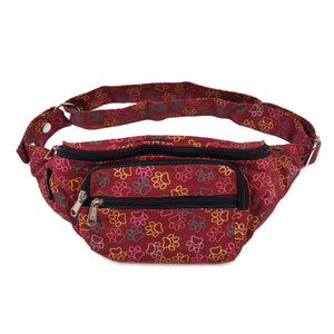 Crossbody Gassi-Tasche aus Baumwoll-Canvas in Rot mit bunten, großen Pfoten-Prints.