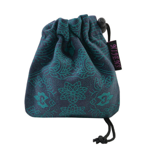 Leckerli-Beutel mit Kordelzug aus Baumwoll- Canvasstoff Marineblau mit floralen Ornamenten.