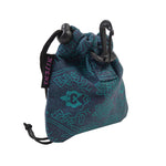 Leckerli-Beutel mit Kordelzug und Karabiner aus Baumwoll- Canvasstoff Marineblau mit floralen Ornamenten.