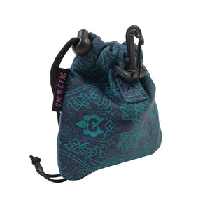Leckerli-Beutel mit Kordelzug und Karabiner aus Baumwoll- Canvasstoff Marineblau mit floralen Ornamenten.