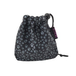 Leckerli-Beutel mit Kordelzug und Karabiner aus Canvas-Stoff, Schwarz, mit kleinem Pfoten-Print Grau. 