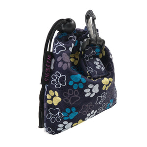 Leckerli-Beutel mit Kordelzug und Karabiner aus Baumwoll- Canvasstoff Violett mit großem, buntem Pfoten-Print. 