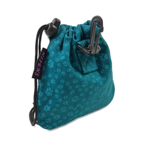 Leckerli-Beutel mit Kordelzug und Karabiner aus Baumwoll- Canvasstoff  Türkis mit kleinem, hellblauen Pfoten-Print.