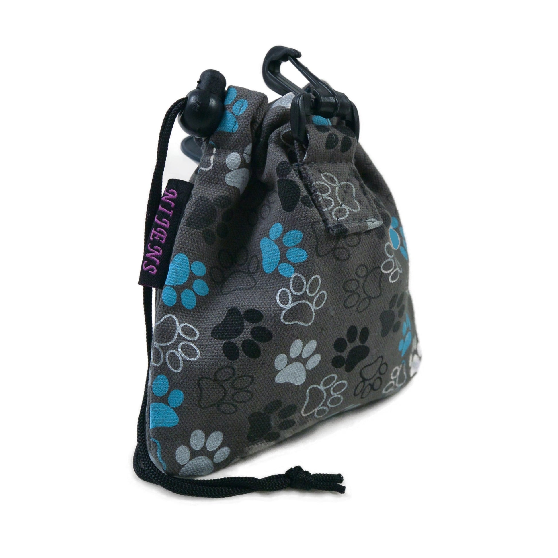 Leckerli-Beutel mit Kordelzug und Karabiner aus Baumwoll- Canvasstoff Grau mit großem, blau, weiß, schwarzen Pfoten-Print.