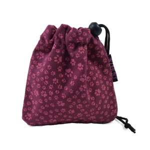 Leckerli-Beutel mit Kordelzug aus Baumwoll- Canvasstoff Magenta mit kleinem, rosa Pfoten-Print.